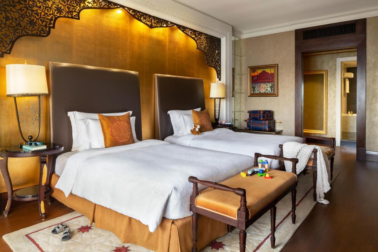 Jumeirah Zabeel Saray Dubái Exterior foto A guest room at the Taj Mahal Palace