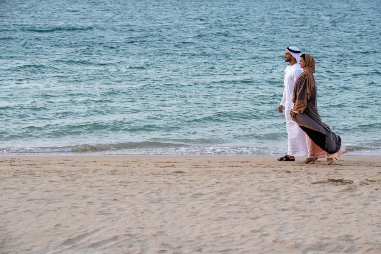 Jumeirah Zabeel Saray Dubái Exterior foto A couple in traditional Emirati dress