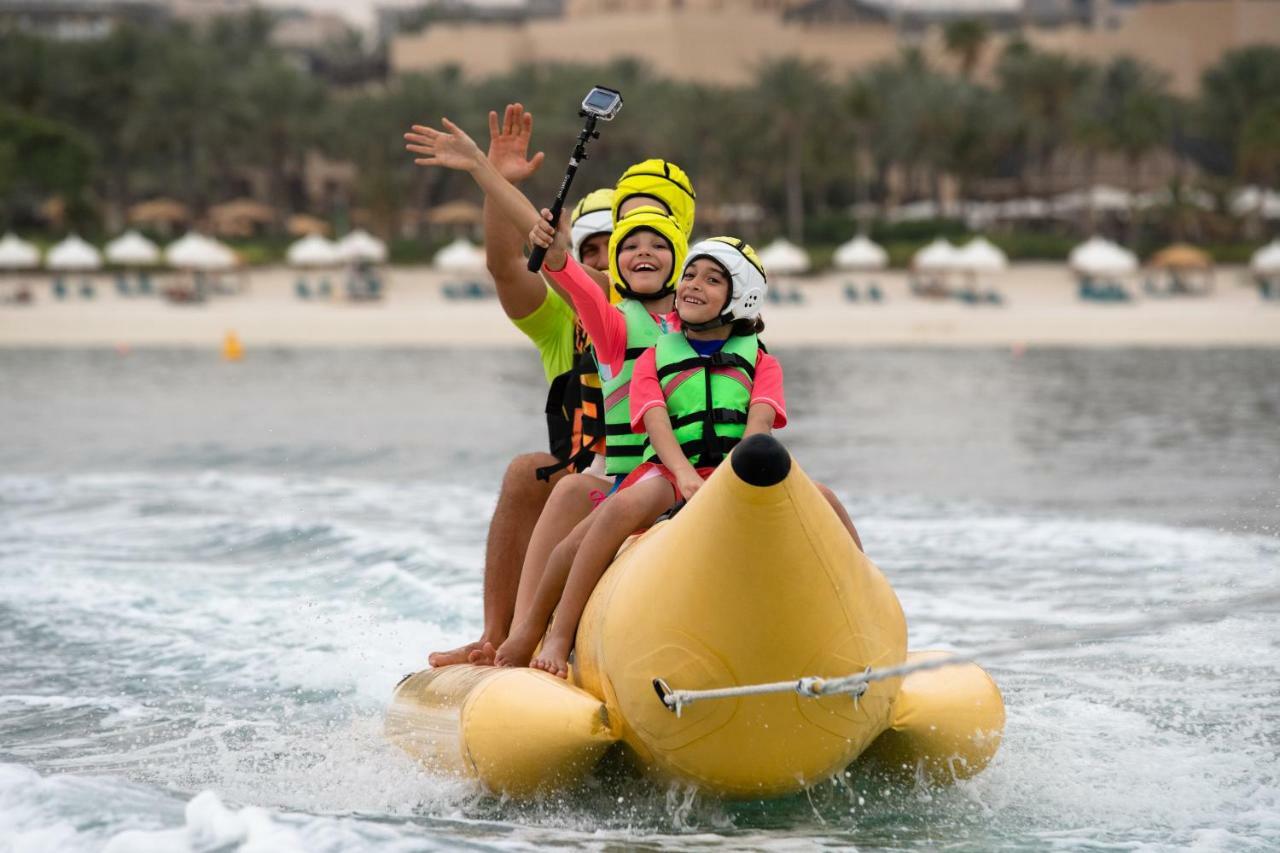 Jumeirah Zabeel Saray Dubái Exterior foto A family on a bumper boat